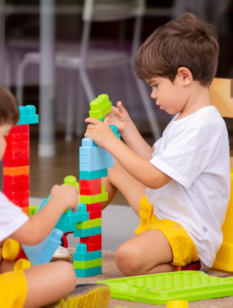 Kindergarten student building with Lego at Escola Eleva Brasília in Asa Sul
