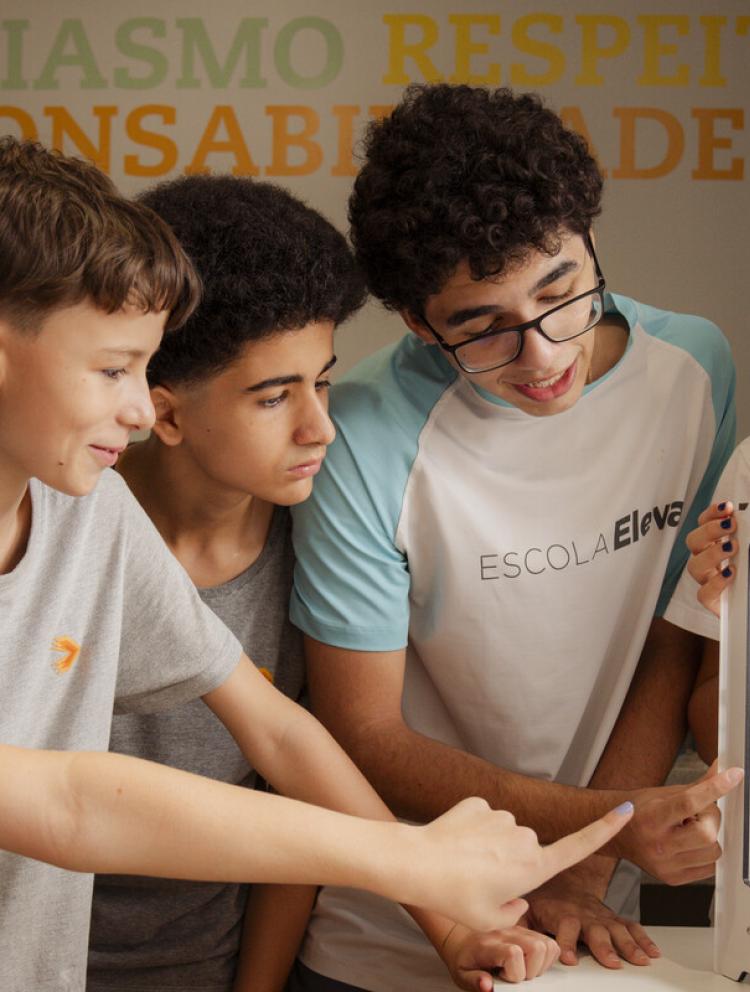 Students at Escola Eleva Brasília, an international bilingual school in Asa Sul, working together on a laptop