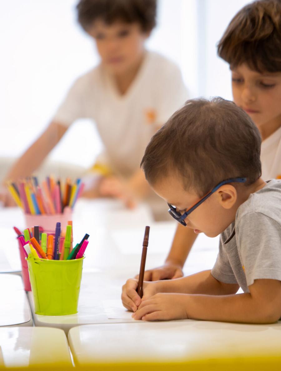 Child drawing during Kindergarten class at Escola Eleva Brasília's bilingual preschool in Asa Sul