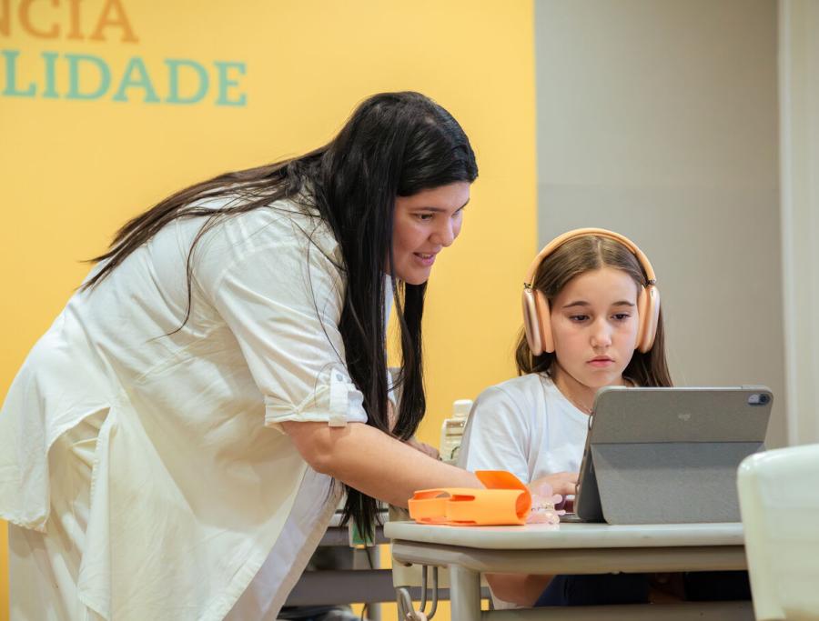 Teacher giving one-on-one personalised teaching support to a student at Escola Eleva Brasília