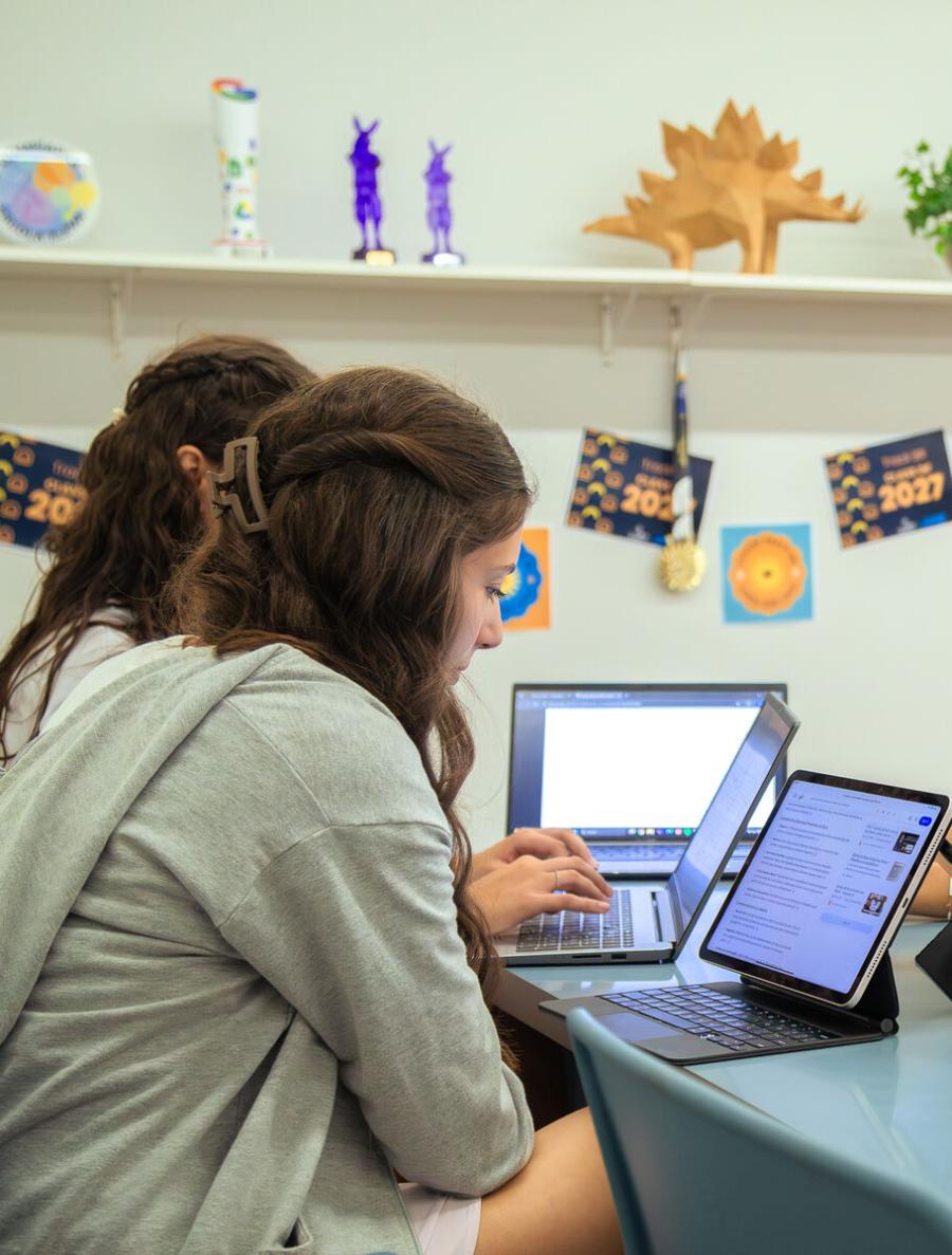 High School students studying together at Escola Eleva Brasília, Asa Sul