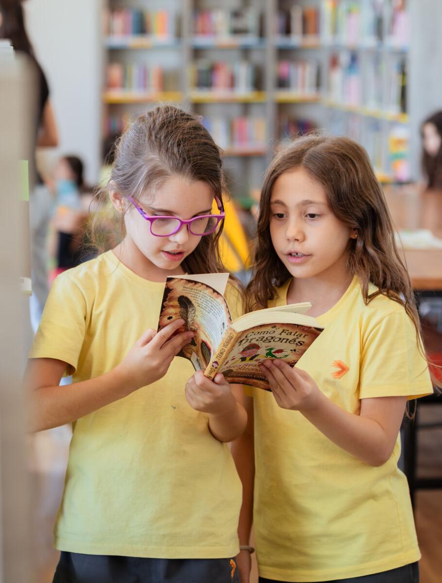 Elementary School students reading together in the library at Escola Eleva Brasília