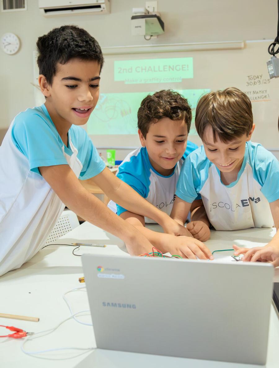 Middle School students working on a coding challenge at Escola Eleva Brasília