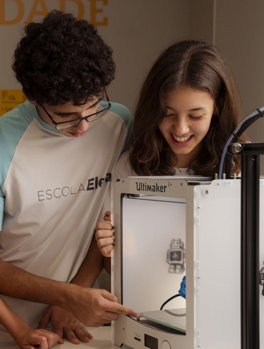 High School students in a maker space at Escola Eleva Brasília in Asa Sul