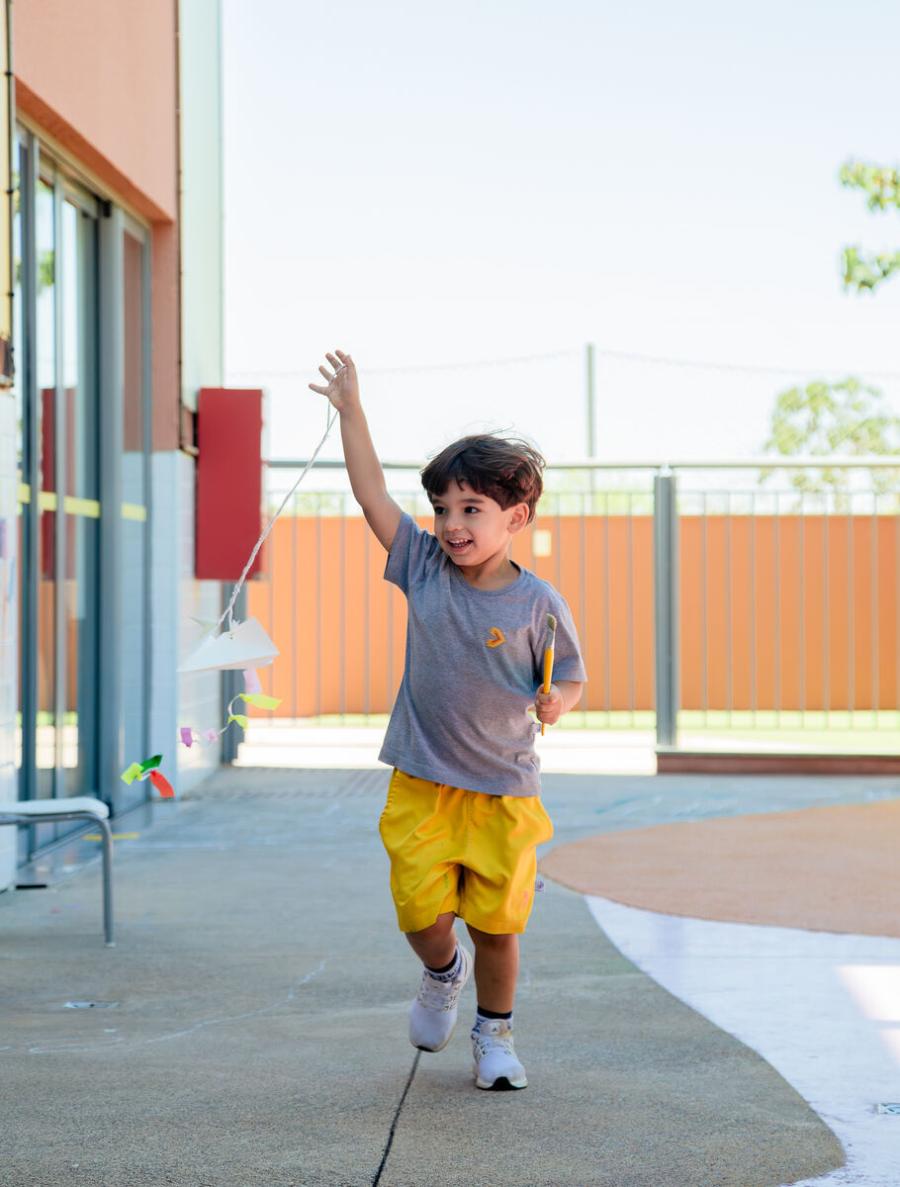 Kindergarten student flying a kite at Escola Eleva Brasília in Asa Sul