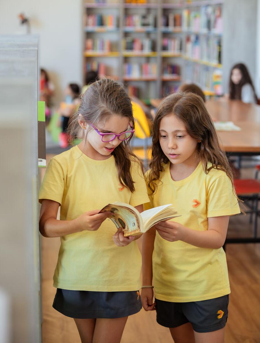 Elementary School students reading at Escola Eleva Brasília in Asa Sul