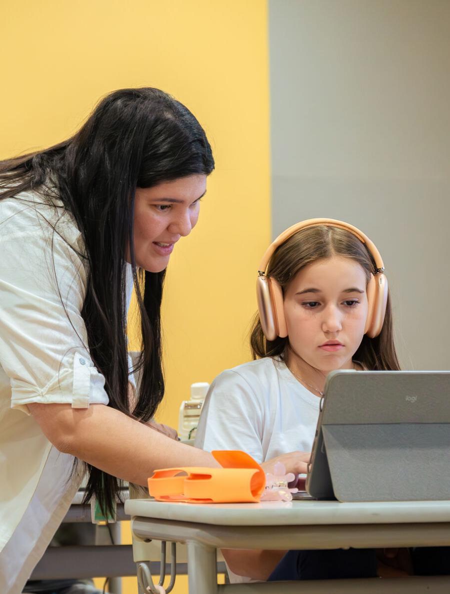 Middle School teacher with students at Escola Eleva Brasília in Asa Sul