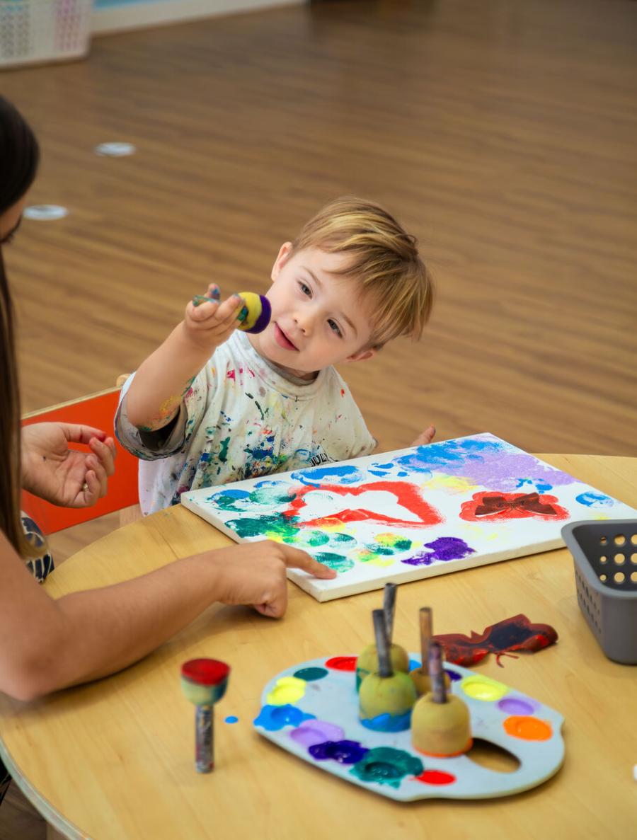 Creative activity in Escola Eleva Brasília's Kindergarten in Asa Sul