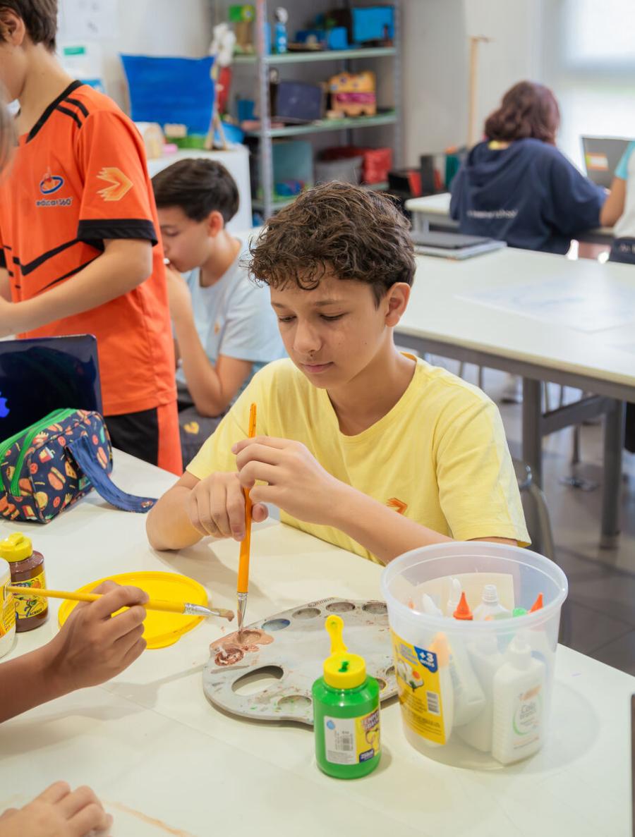 Middle School art class at Escola Eleva Brasília in Asa Sul