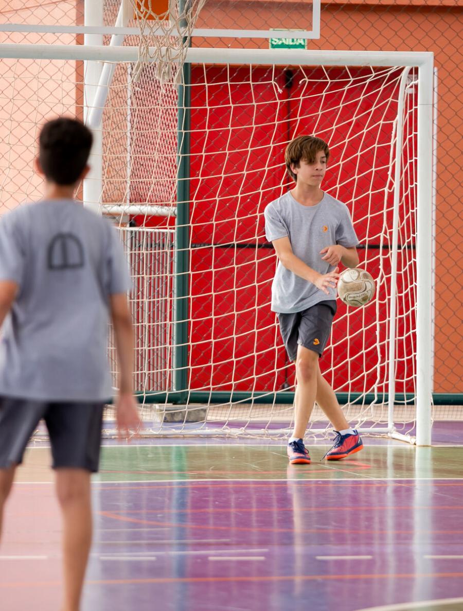 Middle School students playing sports at Escola Eleva Brasília in Asa Sul