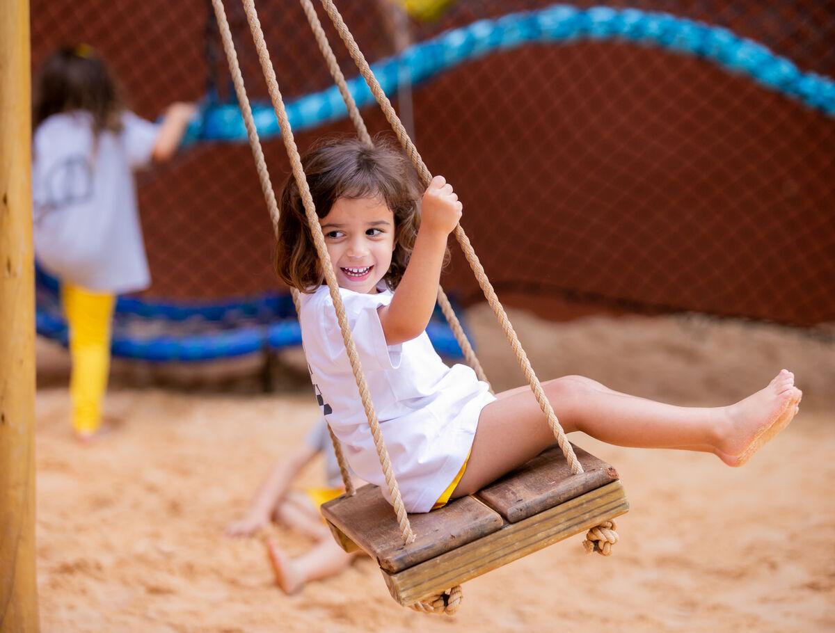 Kindergarten student playing outdoors at Escola Eleva Brasília in Asa Sul