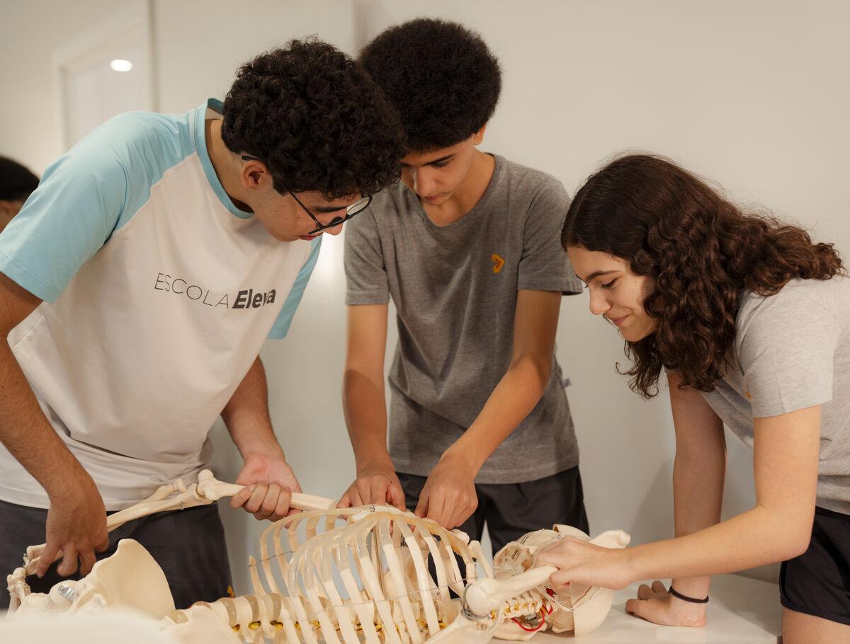Middle School science class at Escola Eleva Brasília in Asa Sul