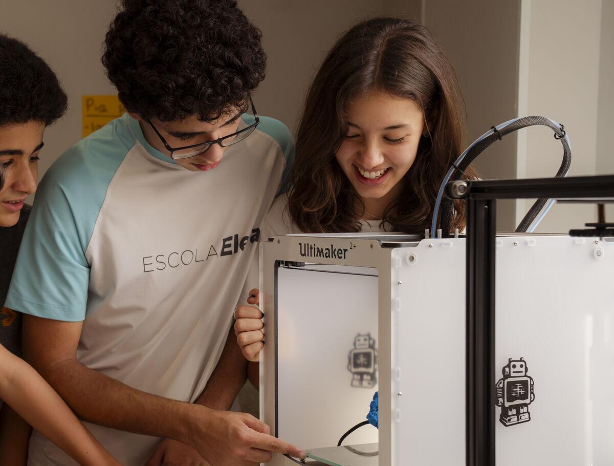 Middle School students in a maker space at Escola Eleva Brasília in Asa Sul