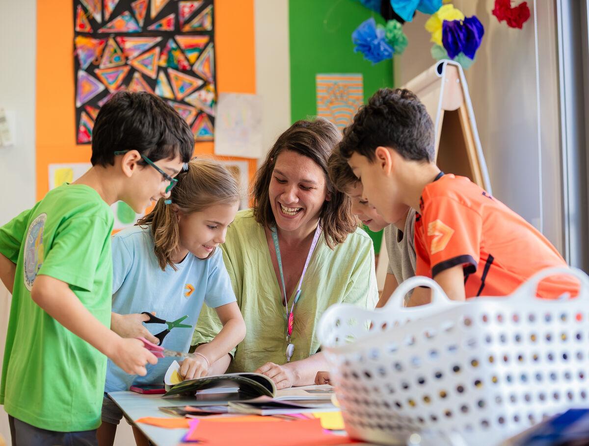 Elementary School students with their teacher at Escola Eleva Brasília in Asa Sul