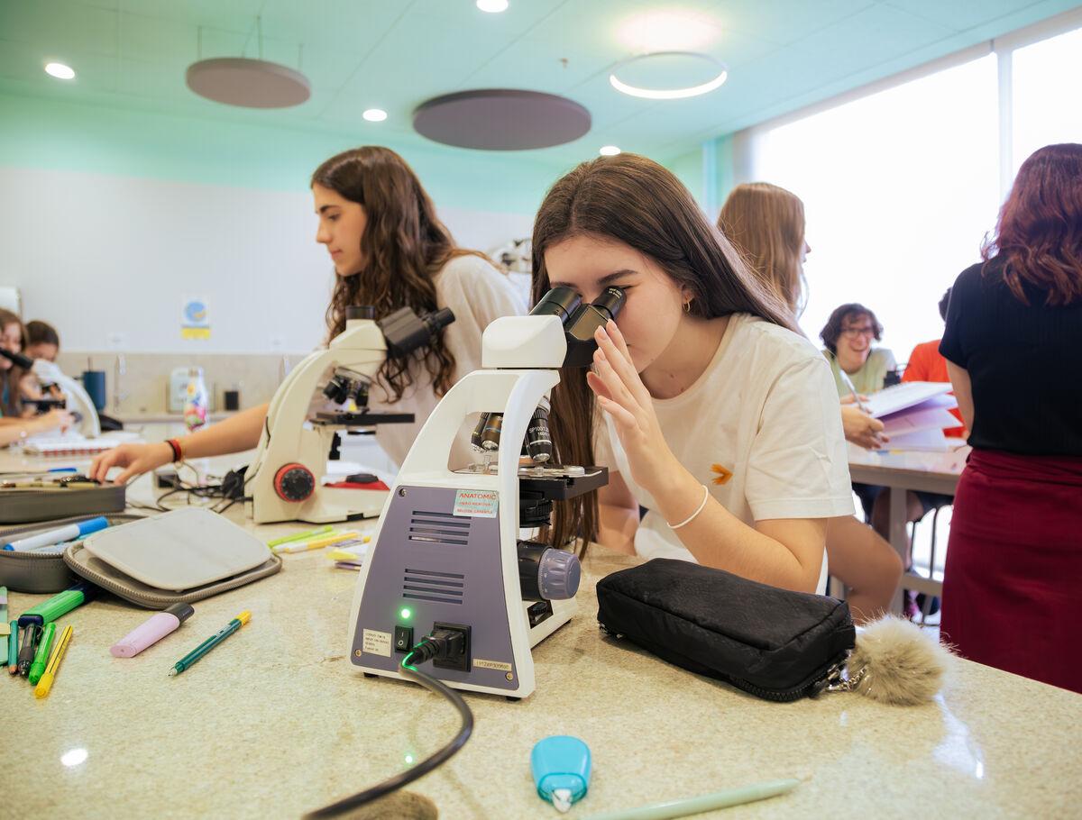 IB Diploma Programme science class at Escola Eleva Brasília in Asa Sul