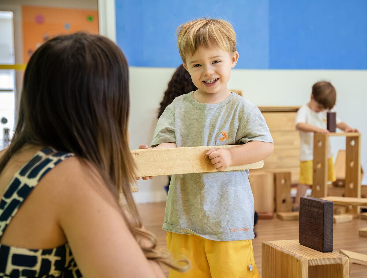 Kindergarten student playing with a teacher at Escola Eleva Brasília in Asa Sul