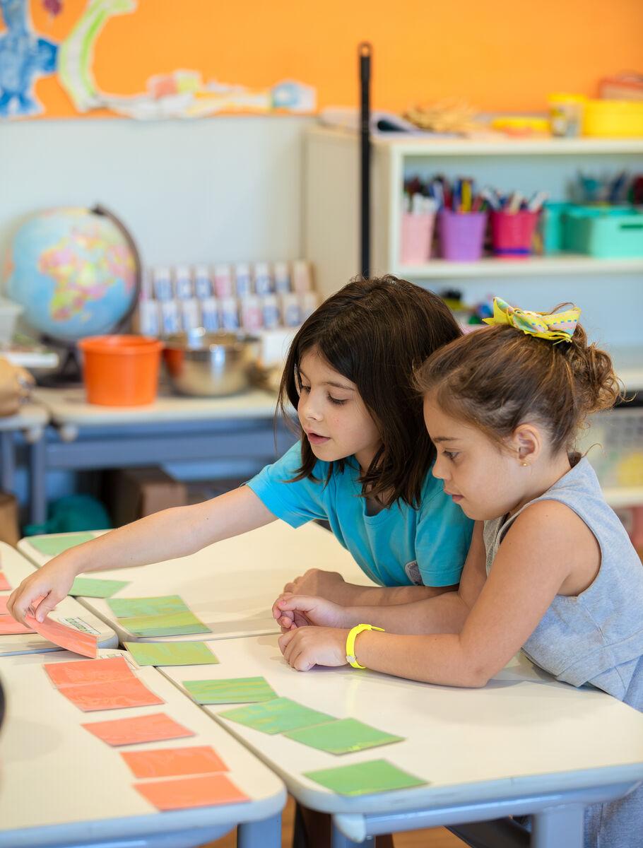 Elementary School students learning at Escola Eleva Brasília in Asa Sul
