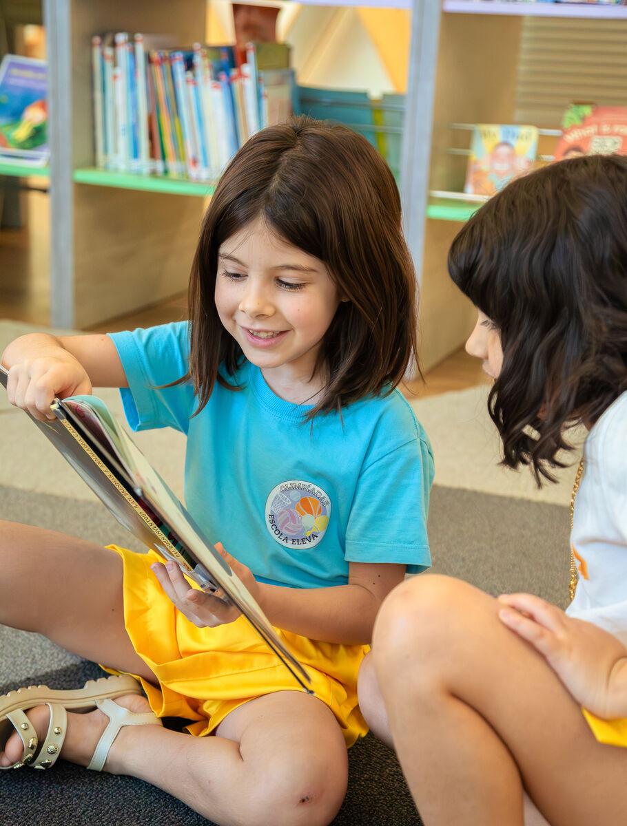 Kindergarten students in the library at Escola Eleva Brasília in Asa Sul
