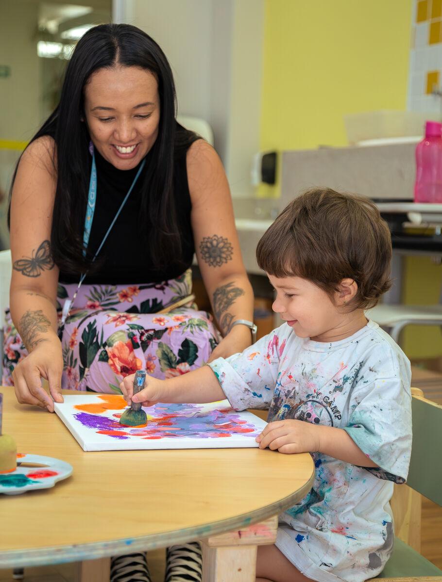 Kindergarten student painting at Escola Eleva Brasília in Asa Sul