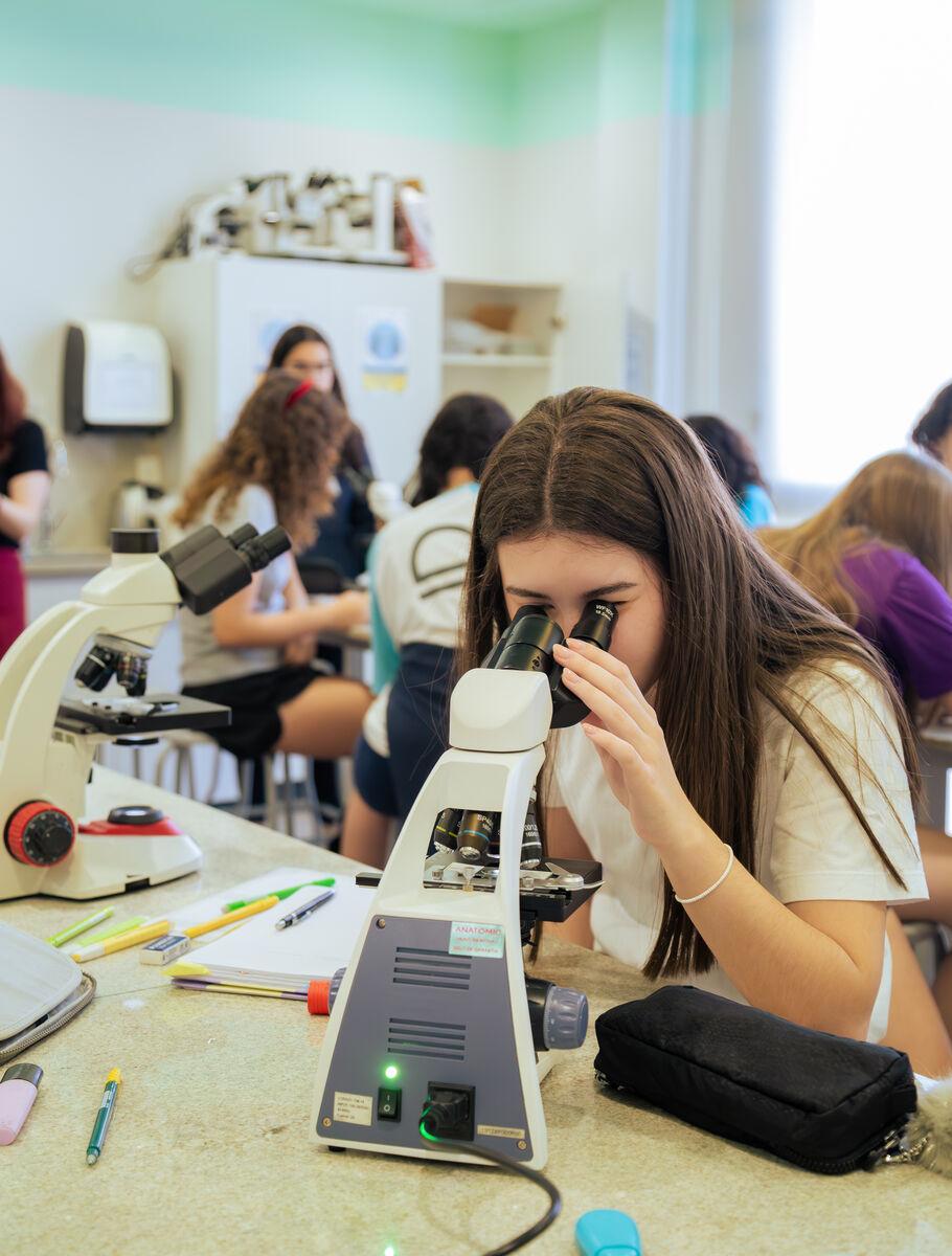 IB Diploma Programme STEM class at Escola Eleva Brasília in Asa Sul